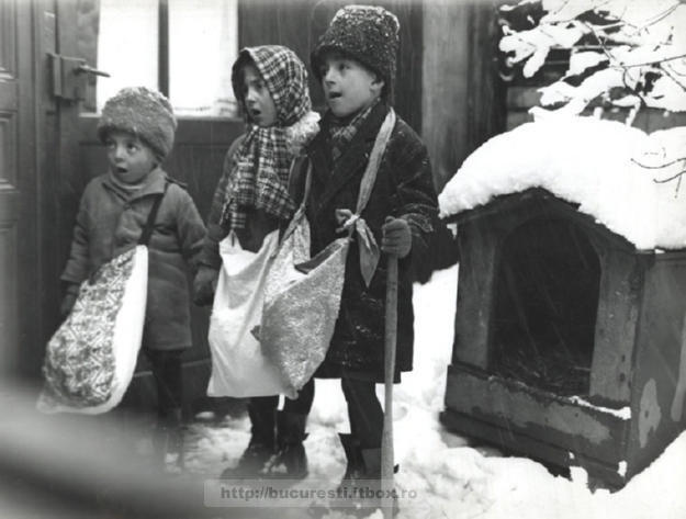 Buna dimineata la Mos Ajun_ Copii cu colindul in Bucuresti, 1929