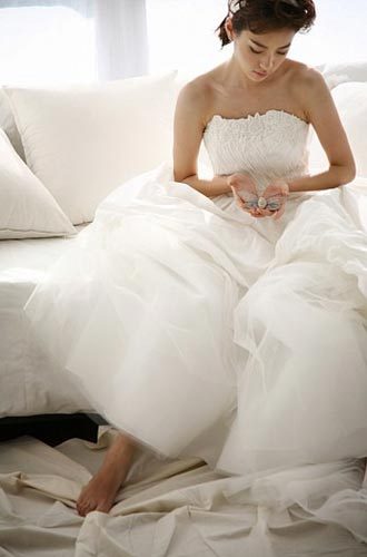 han-hyo-joo-in-wedding-dress2 - Han Hyo Joo