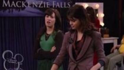 selena in sony with a change (164)