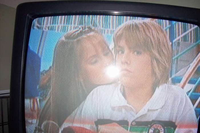 Bailey-and-Cody-Kiss-suite-life-on-deck-5766880-2560-1704 - zack and cody