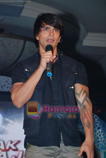 normal_Karan Singh Grover at Jhalak Dikhhla Jaa season 3 on 11th Feb 2009 (32)