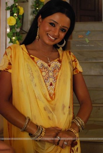 33187-ragini-looking-marvellous-in-yellow-suit - Parul Chauhan - Ragini Anmol Rajvansh