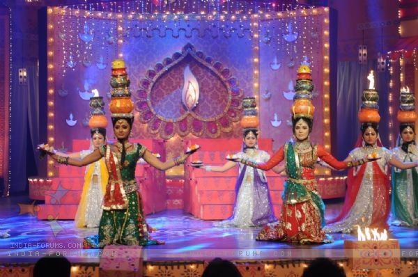 104818-pooja-gor-and-parul-chauhan-performing-at-diwali-dilo-ki-of-sta - Parul Chauhan - Ragini Anmol Rajvansh