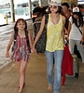 thumb_normal_007%7E4 - Arriving At Madrid Airport With Joey King