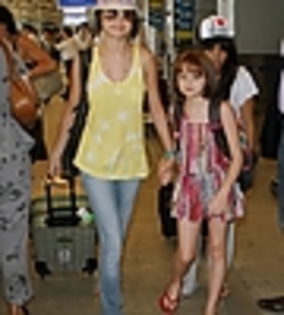 thumb_normal_014 - Arriving At Madrid Airport With Joey King