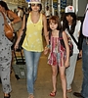 thumb_normal_015 - Arriving At Madrid Airport With Joey King