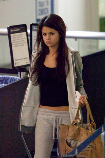 Selena Gomez Selena Gomez LAX G4PUubMlagYl - At LAX Airport