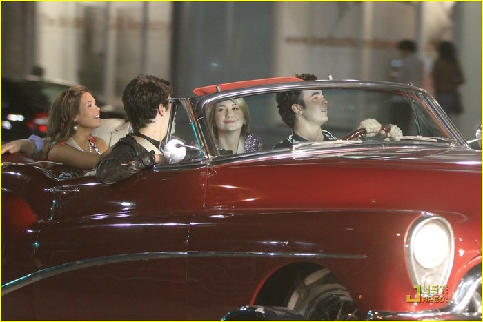 JONAS-season2-the-jonas-brothers-10511595-1222-815