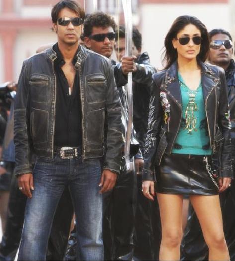 kareena-in-ajay-devgan-in-golmaal- - Golmaal Returns