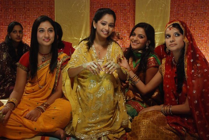 27811441_RZEIPIIRL - Ami Trivedi-Khushi