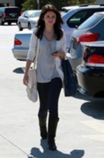 Selena_Gomez_Shoping_with_Family_normal_02