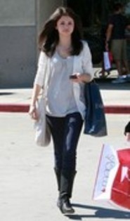 Selena_Gomez_Shoping_with_Family_normal_03 - July 13nd-Shoping with Family