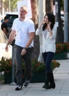 Selena_Gomez_Shoping_with_Family_normal_04 - July 13nd-Shoping with Family