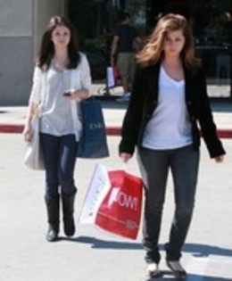 Selena_Gomez_Shoping_with_Family_normal_05 - July 13nd-Shoping with Family