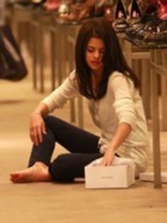 Selena_Gomez_Shoping_with_Family_normal_07 - July 13nd-Shoping with Family