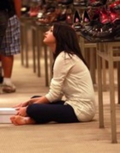 Selena_Gomez_Shoping_with_Family_normal_08 - July 13nd-Shoping with Family