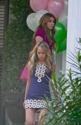 normal_007 - On Set of So Undercover in New Orleans-December 21st 2010