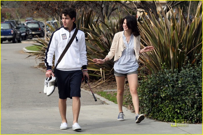 selena-gomez-nick-jonas-golfing-05 - Go Golfing with Nick Jonas