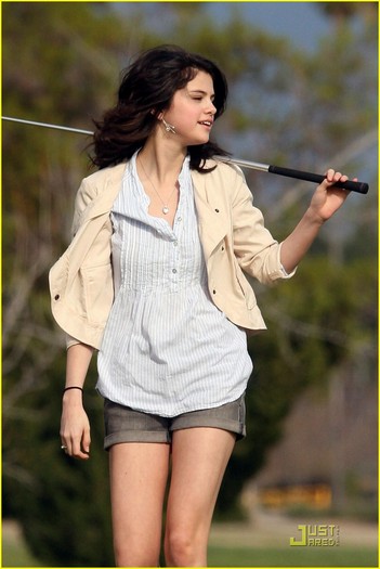 selena-gomez-nick-jonas-golfing-06