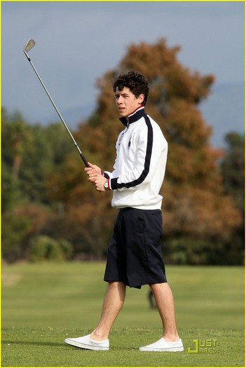 selena-gomez-nick-jonas-golfing-10 - Go Golfing with Nick Jonas