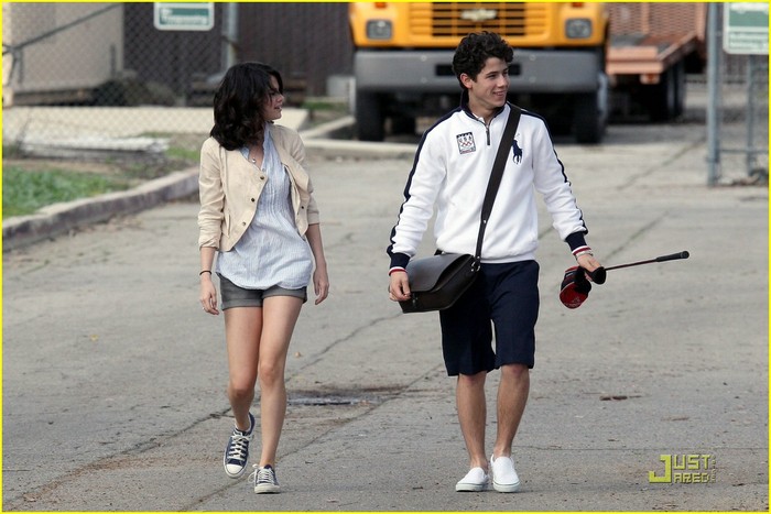 selena-gomez-nick-jonas-golfing-12 - Go Golfing with Nick Jonas