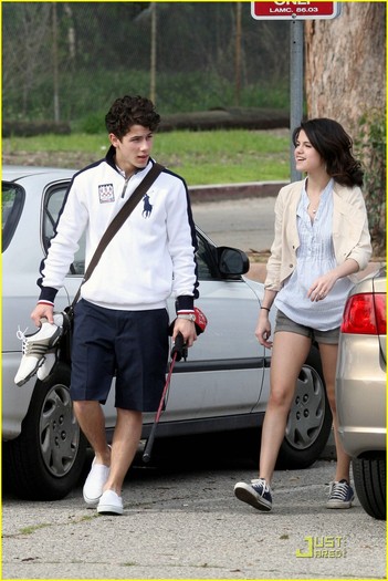 selena-gomez-nick-jonas-golfing-14