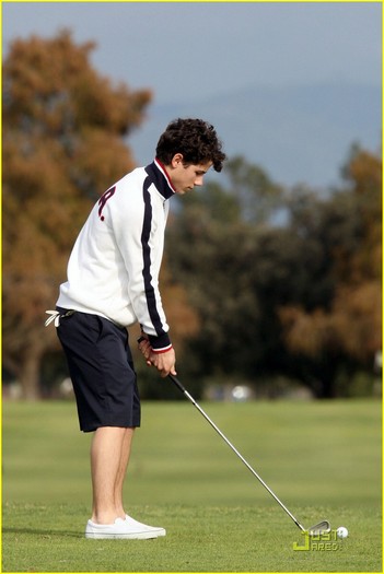 selena-gomez-nick-jonas-golfing-15 - Go Golfing with Nick Jonas