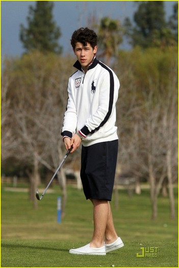 selena-gomez-nick-jonas-golfing-18 - Go Golfing with Nick Jonas