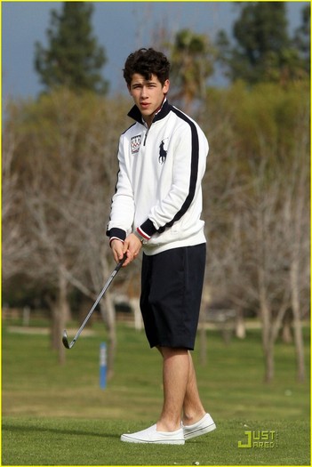 selena-gomez-nick-jonas-golfing-18