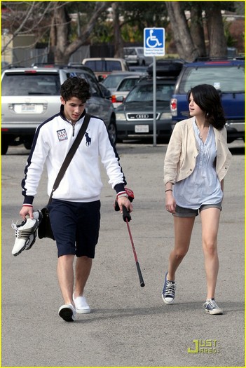 selena-gomez-nick-jonas-golfing-19 - Go Golfing with Nick Jonas