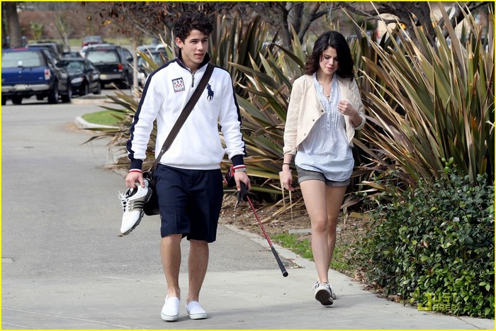 selena-gomez-nick-jonas-golfing-20 - Go Golfing with Nick Jonas