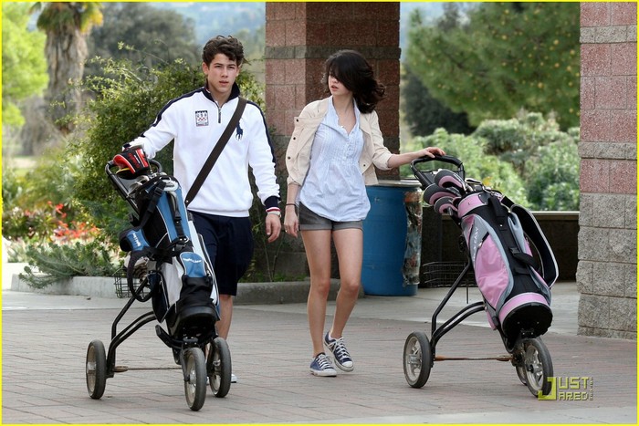 selena-gomez-nick-jonas-golfing-23 - Go Golfing with Nick Jonas