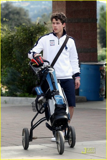 selena-gomez-nick-jonas-golfing-24 - Go Golfing with Nick Jonas