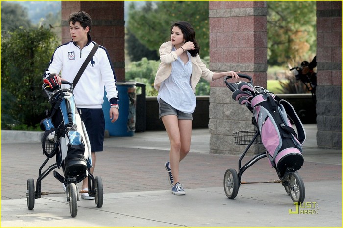 selena-gomez-nick-jonas-golfing-25