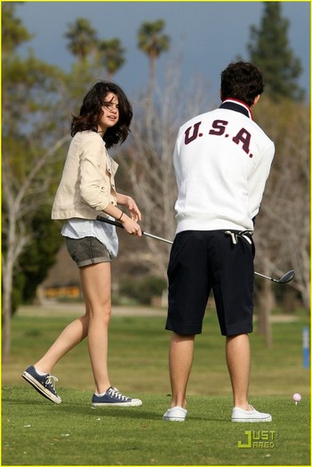selena-gomez-nick-jonas-golfing-26 - Go Golfing with Nick Jonas