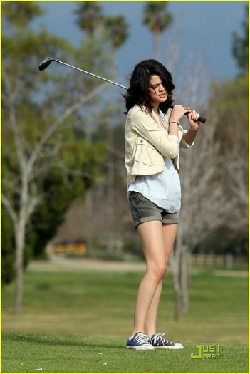 selena-gomez-nick-jonas-golfing-27 - Go Golfing with Nick Jonas