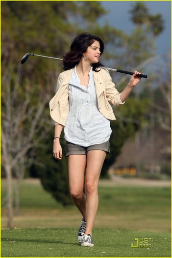 selena-gomez-nick-jonas-golfing-29 - Go Golfing with Nick Jonas