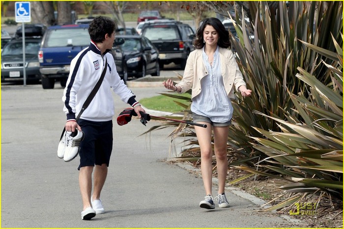 selena-gomez-nick-jonas-golfing-30