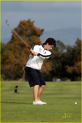 selena-gomez-nick-jonas-golfing-31 - Go Golfing with Nick Jonas