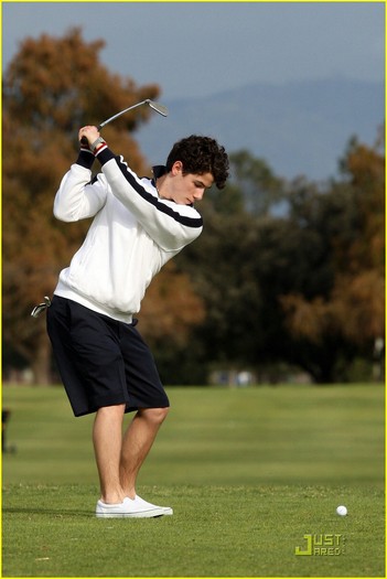 selena-gomez-nick-jonas-golfing-33 - Go Golfing with Nick Jonas