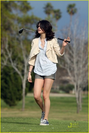 selena-gomez-nick-jonas-golfing-03
