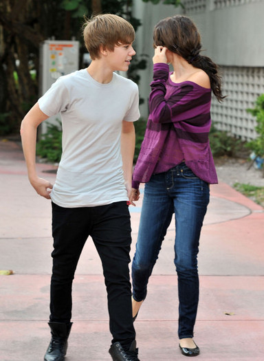 Justin+Bieber+Justin+Bieber+Selena+Gomez+Take+WbTyc--59avl - Justin Bieber  si Selena Gomez-prinsi de paparatzzii