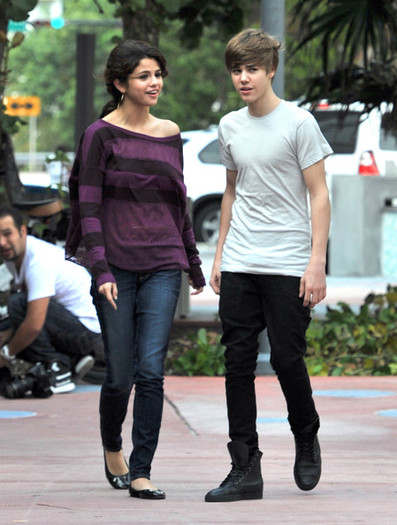 Justin+Bieber+Justin+Bieber+Selena+Gomez+Take+A-s_pmLJRovl - Justin Bieber  si Selena Gomez-prinsi de paparatzzii