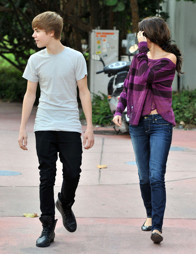 Justin+Bieber+Justin+Bieber+Selena+Gomez+Take+RhFQqhpGzzLl - Justin Bieber  si Selena Gomez-prinsi de paparatzzii