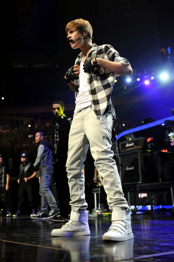 Justin+Bieber+Z100+Jingle+Ball+2010+Presented+6LZMi2-K4rGl - Justin Bieber in the concert