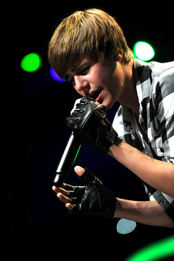 Justin+Bieber+Z100+Jingle+Ball+2010+Presented+8txSiCd_Pjwl - Justin Bieber in the concert