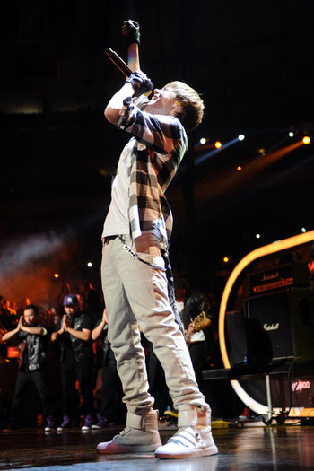 Justin+Bieber+Z100+Jingle+Ball+2010+Presented+97GU307L2z1l - Justin Bieber in the concert