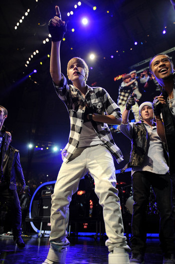 Justin+Bieber+Z100+Jingle+Ball+2010+Presented+cBrHwLQLBWIl - Justin Bieber in the concert