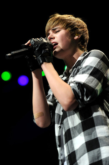 Justin+Bieber+Z100+Jingle+Ball+2010+Presented+Grf4mTkYFscl - Justin Bieber in the concert