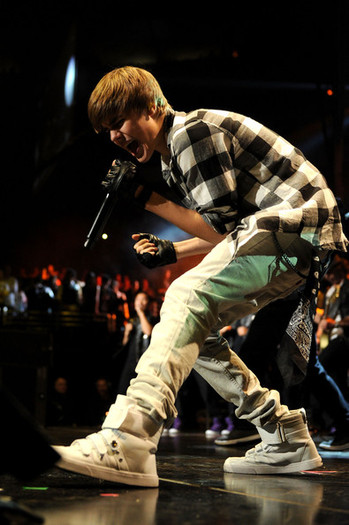 Justin+Bieber+Z100+Jingle+Ball+2010+Presented+mDKnUFuz_BLl - Justin Bieber in the concert
